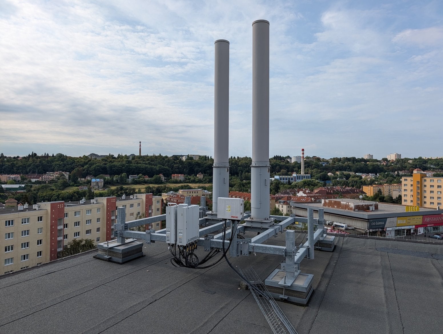 Mobilní 5G vysílač T-Mobilu na ulici Syrská v Praze