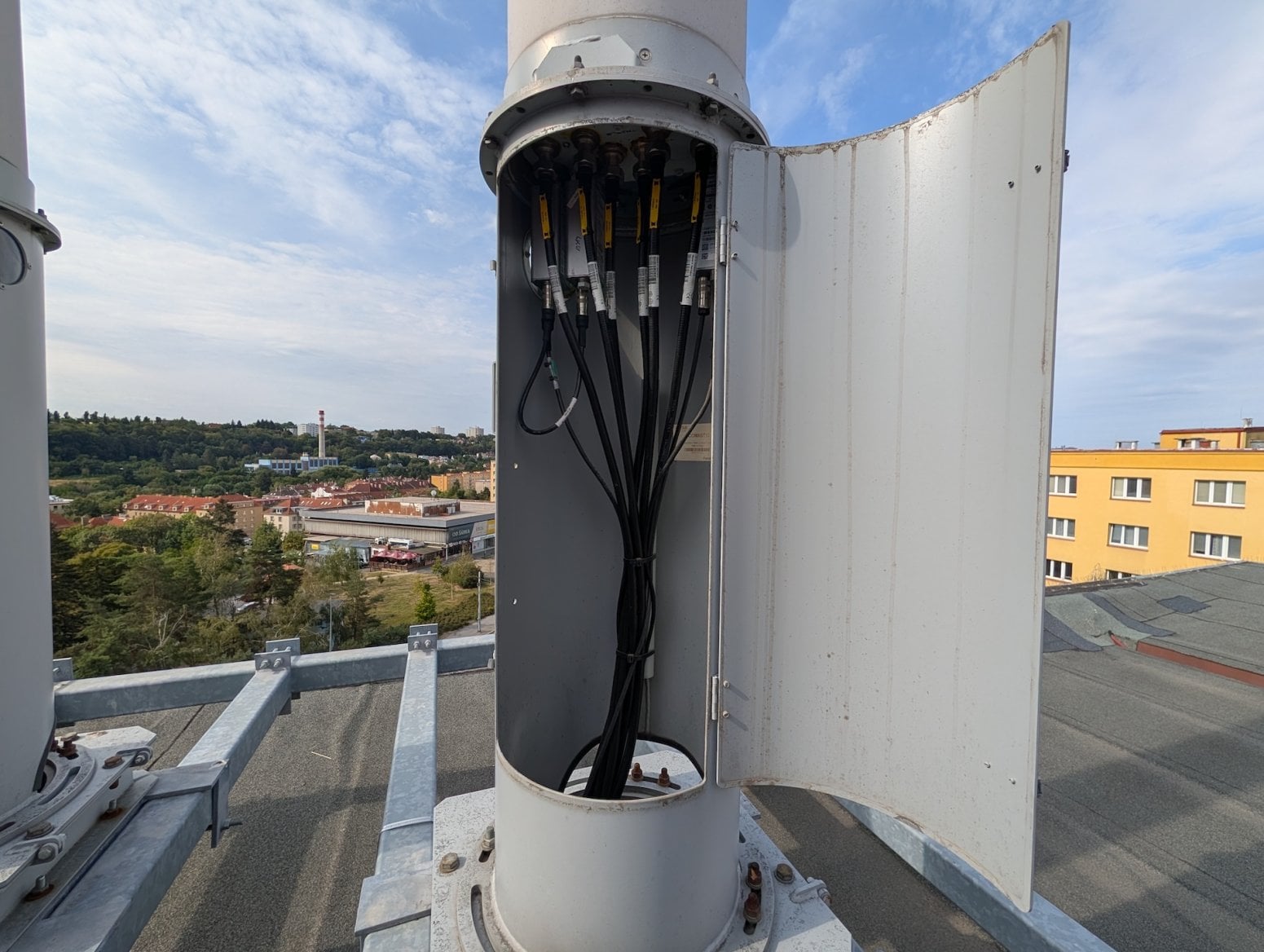 Mobilní 5G vysílač T-Mobilu na ulici Syrská v Praze