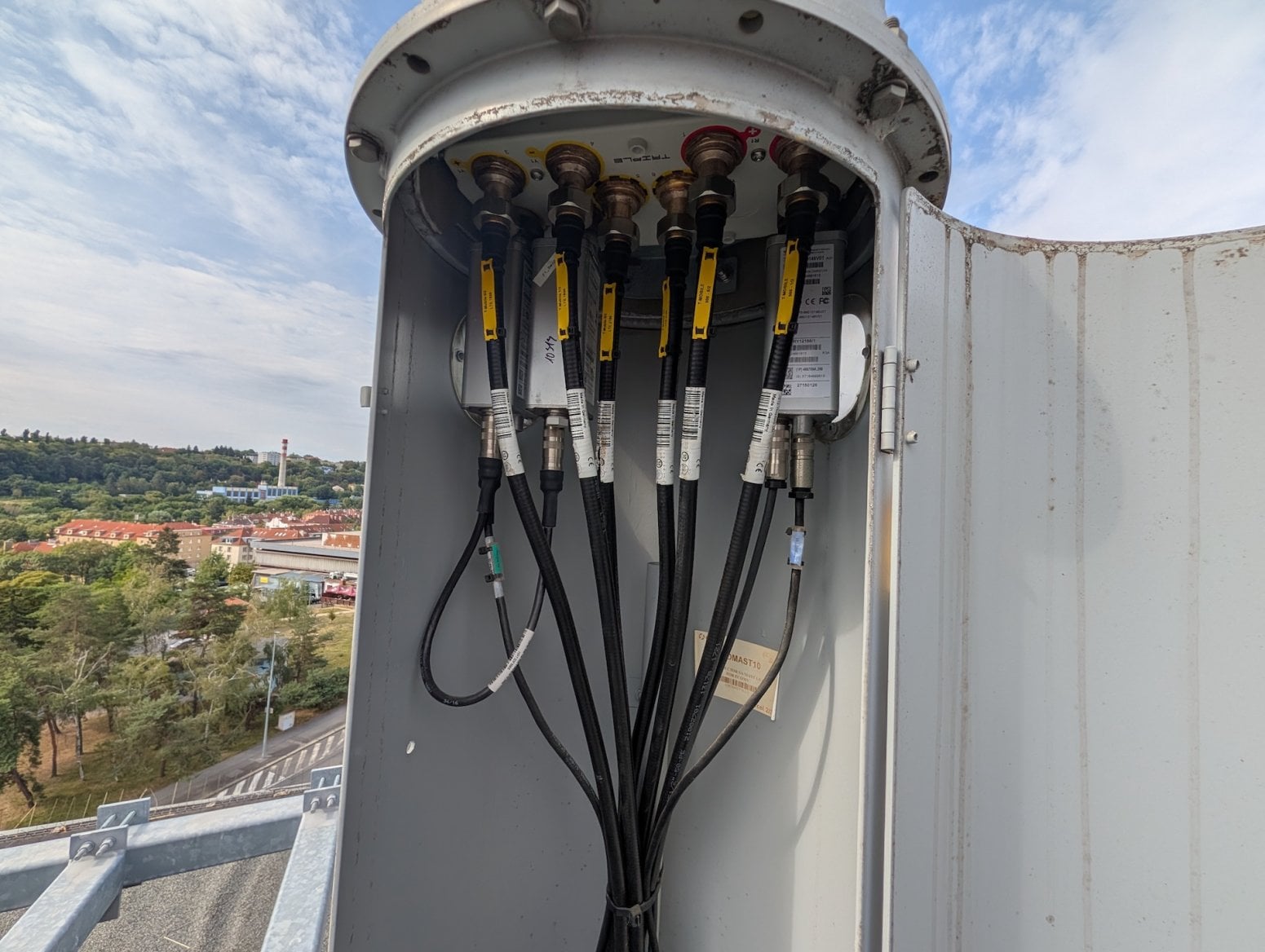 Mobilní 5G vysílač T-Mobilu na ulici Syrská v Praze