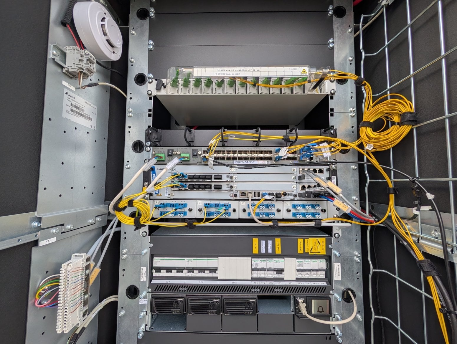 Mobilní 5G vysílač T-Mobilu na ulici Syrská v Praze