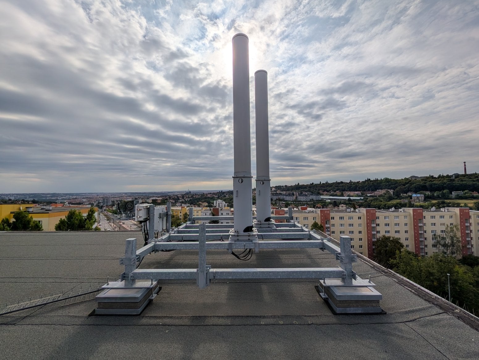 Mobilní 5G vysílač T-Mobilu na ulici Syrská v Praze