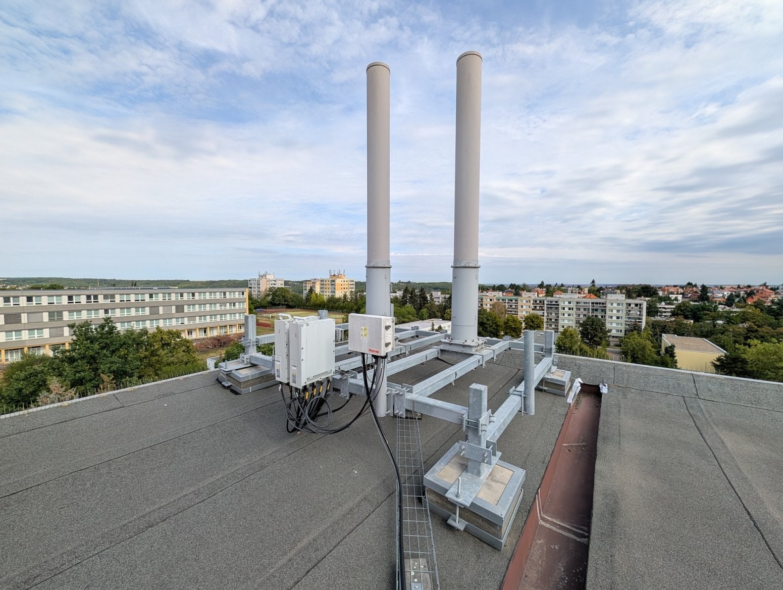 Mobilní 5G vysílač T-Mobilu na ulici Syrská v Praze