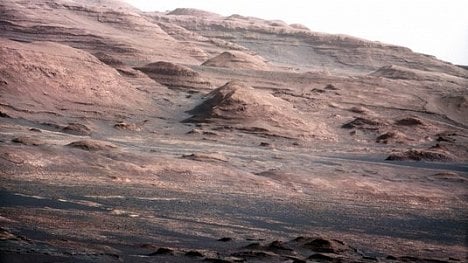 Náhledový obrázek - NASA objevila obrovskou zásobárnu vodního ledu pod povrchem Marsu