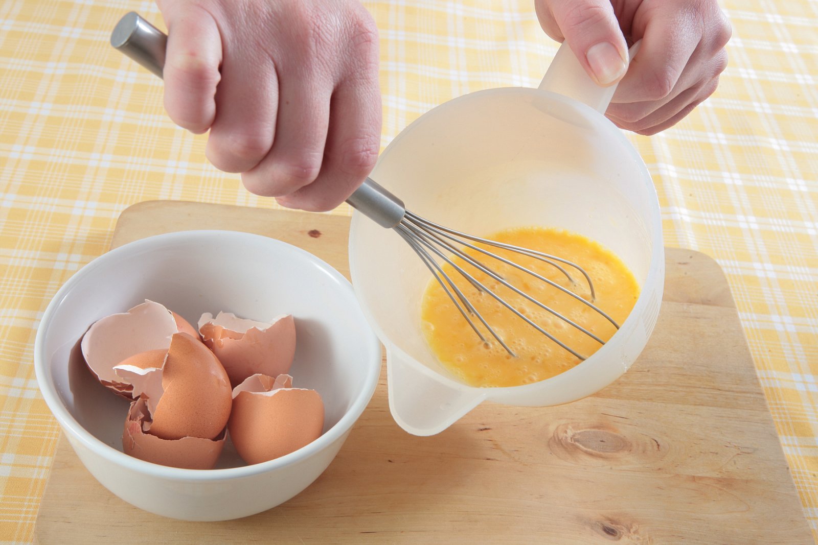 Do nádoby rozklepneme vejce, přičemž oddělíme bílek od žloutků. Žloutky vyšleháme s trochou soli, pepře a muškátového květu.