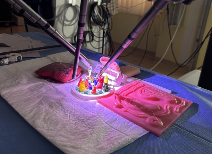 systém roboticky asistované chirurgie da Vinci školicí centrum Praha