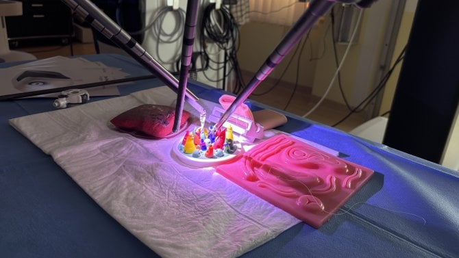systém roboticky asistované chirurgie da Vinci školicí centrum Praha