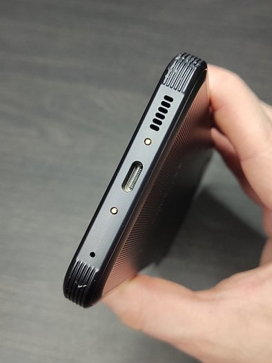 USB-C konektor na spodní straně (zdroj: Cnews)