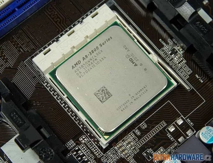 AMD A8-3850. První velké APU s výkonnou integrovanou grafikou, 32nm Llano do socketu FM1 z roku 2011. Obsahovalo poslední výhonek architektury K10 z Phenomů a Phenomů II