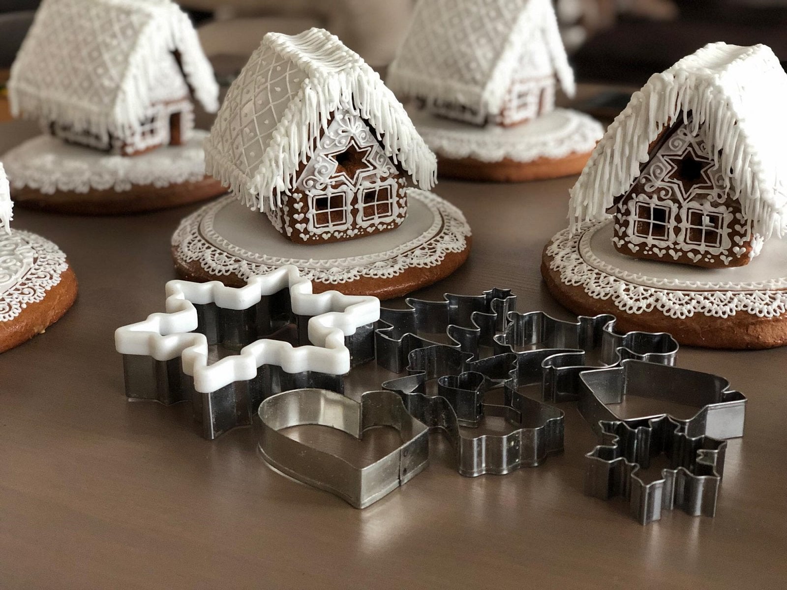 Zátiší s chaloupkami a vykrajovátky