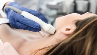 Náhledový obrázek - Poruchy štítné žlázy mají mnoho různých příznaků. Často se objevuje struma na krku