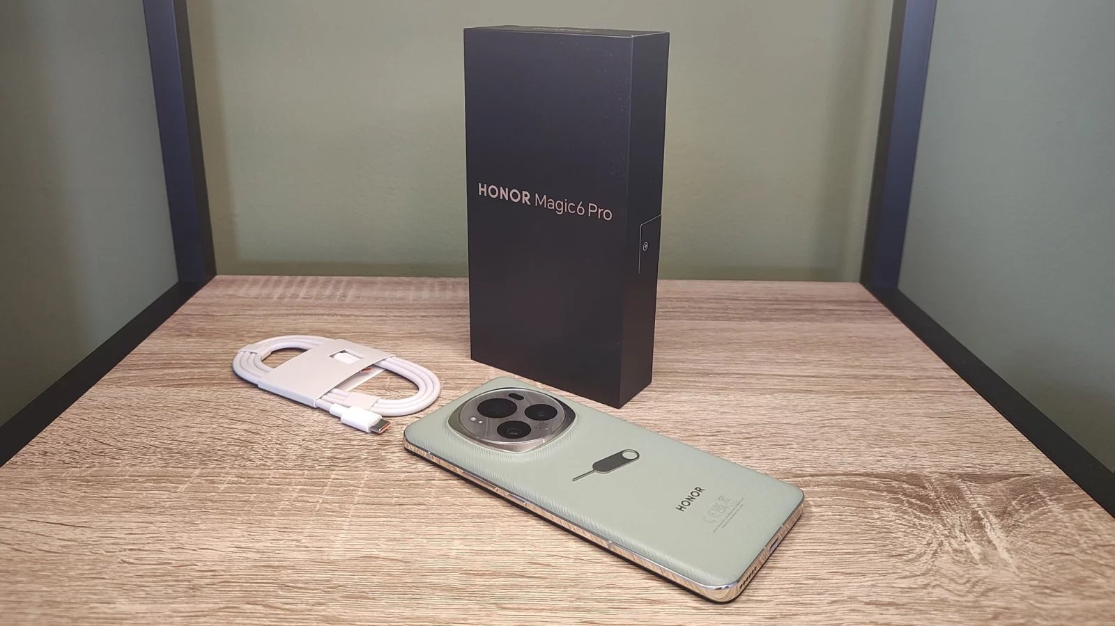 Balení je po vzoru Samsungu „prémiové“