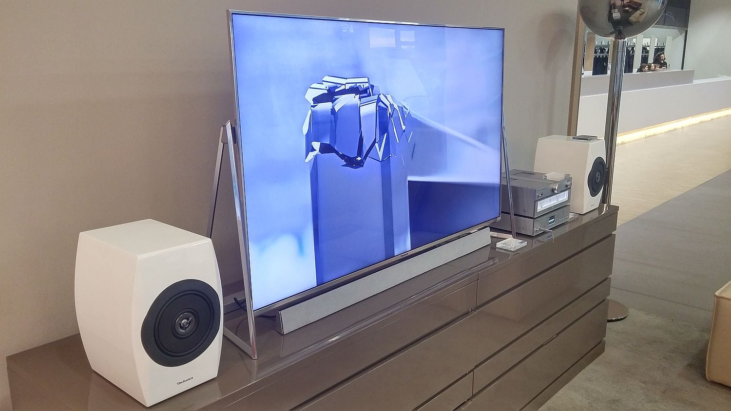 S audiem Technics. Dole vidíte i zvukovou lištu, která je v ceně.