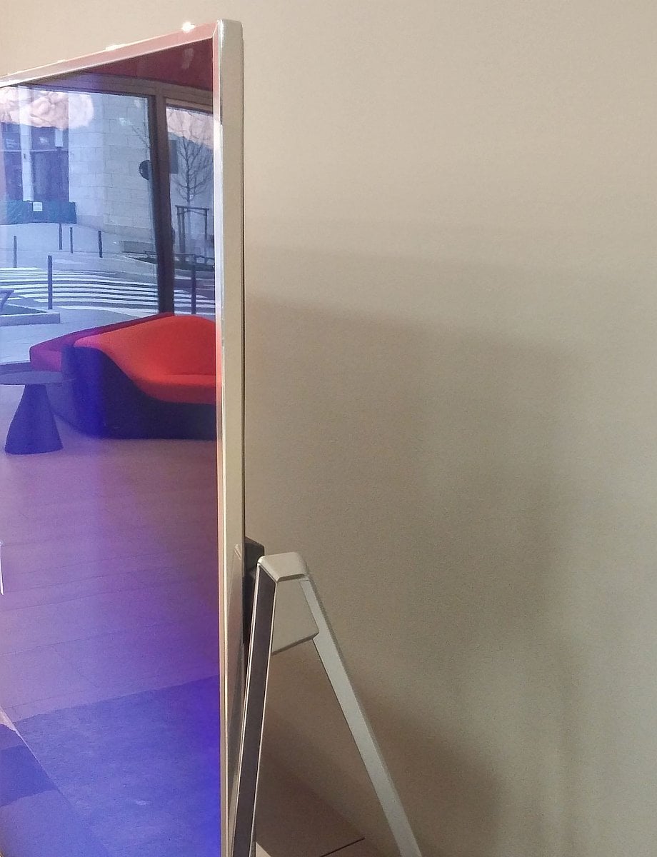 Uchycení je fixní, obrazovka se nedá nijak naklápět.