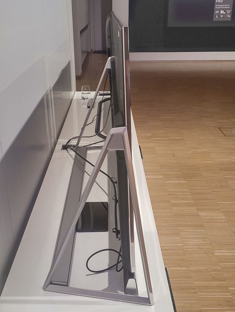 Panasonic DX800 - podstavec a zvuková lišta