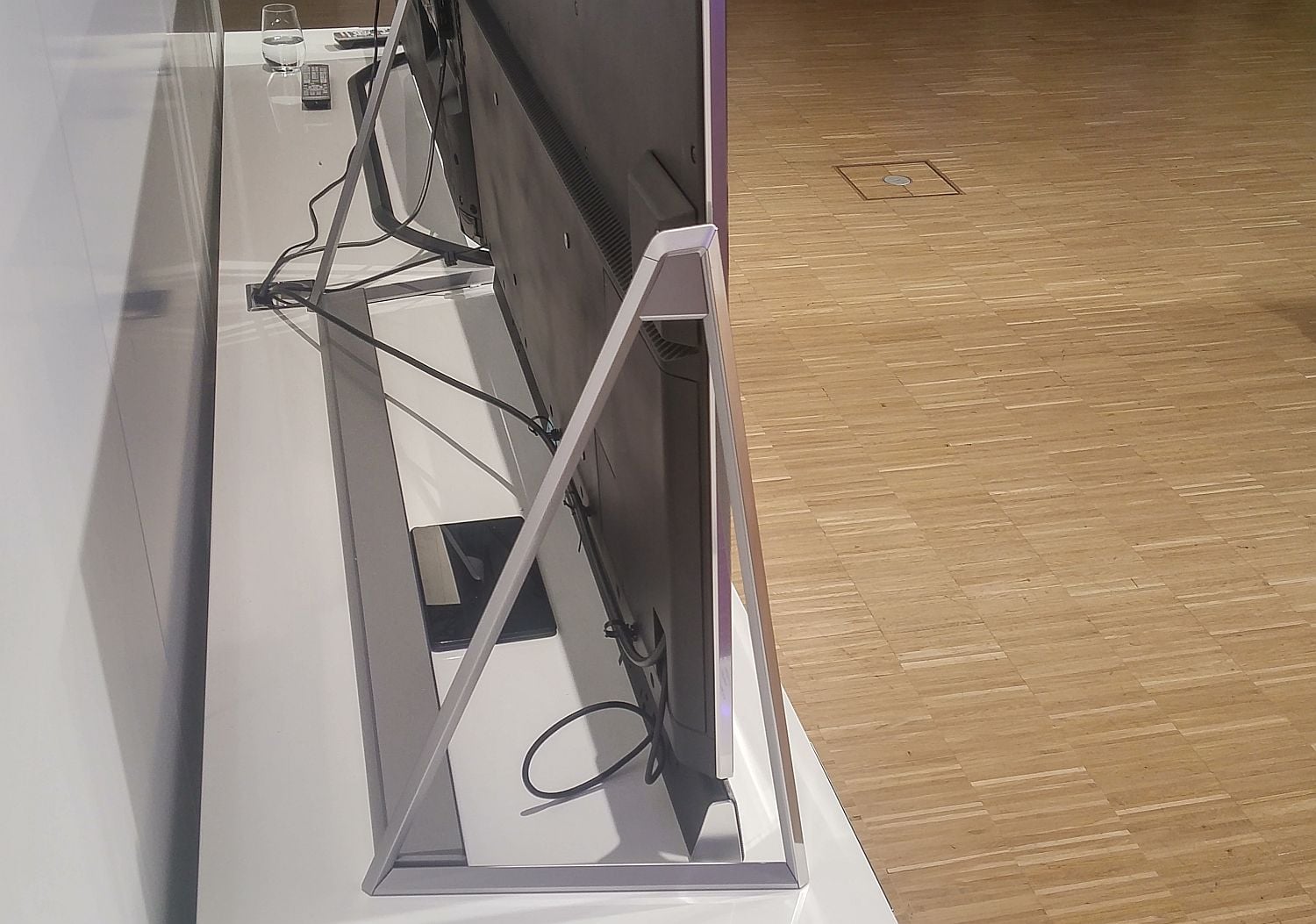 Panasonic DX800 - podstavec a zvuková lišta