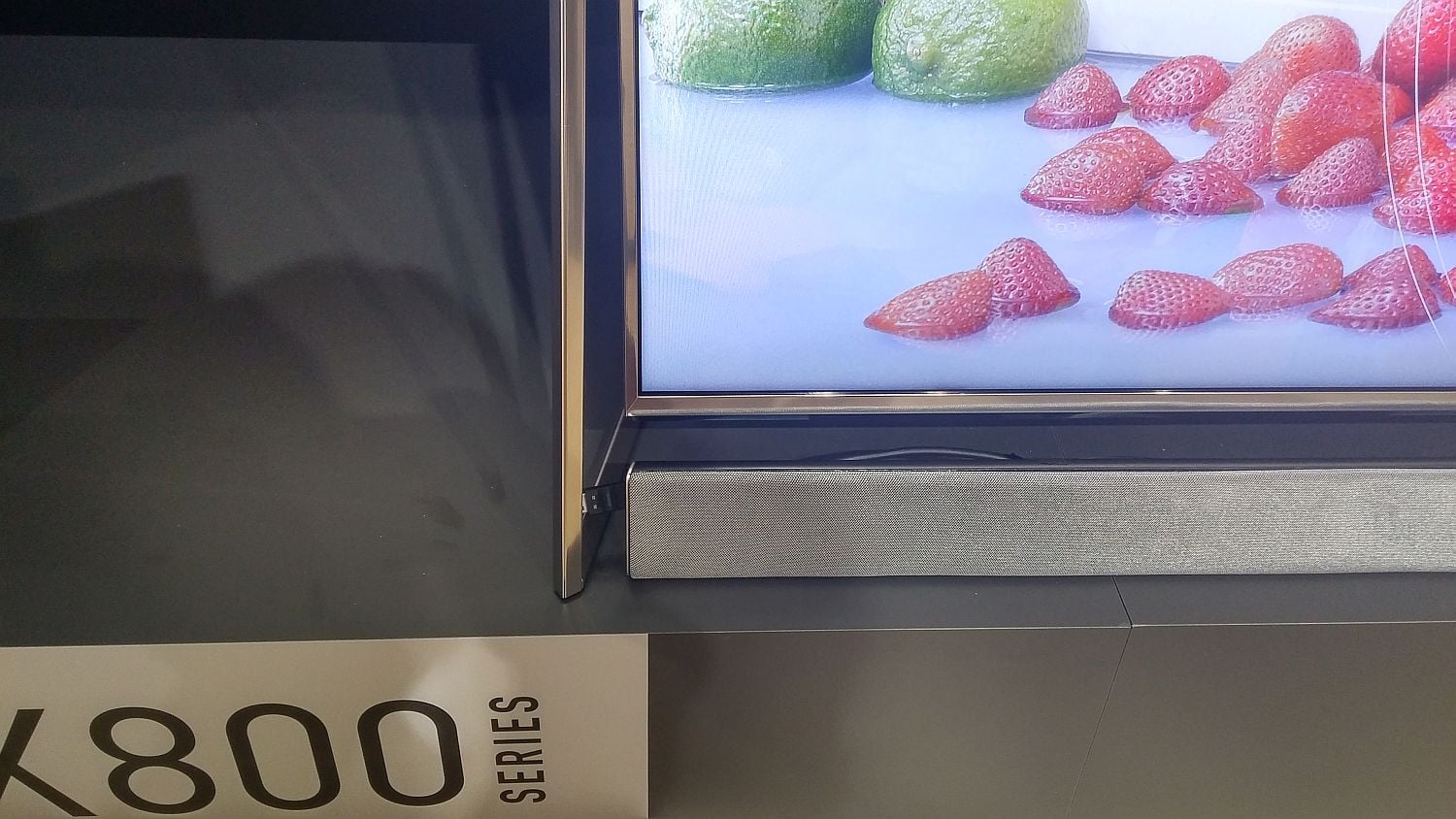 Panasonic DX800 - podstavec a zvuková lišta