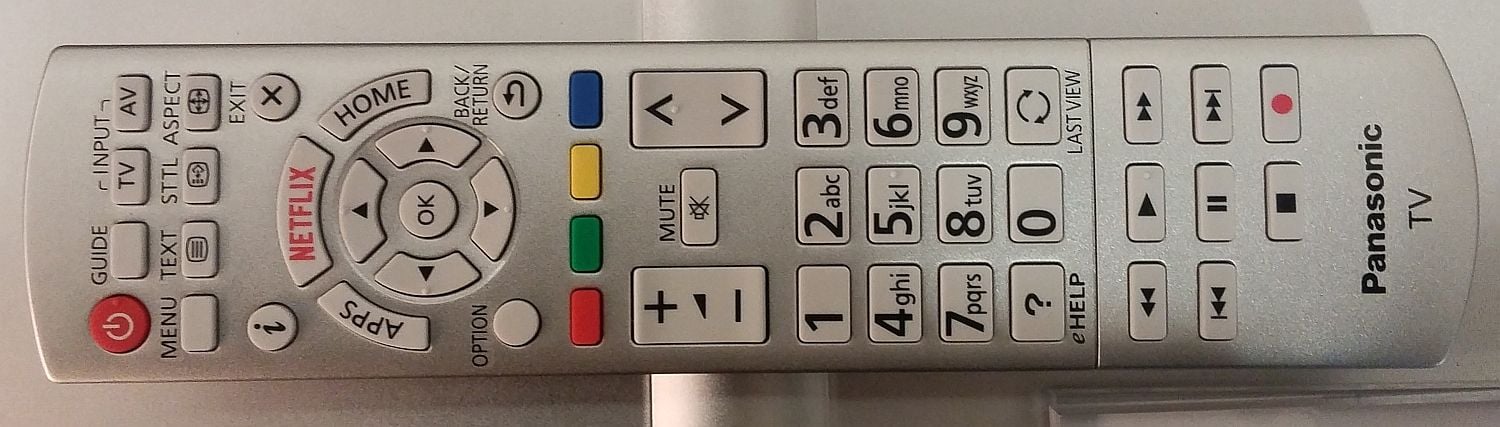 A ještě dálkový ovladač. Ten bohužel do unikátního stylu televizoru příliš nezapadá.