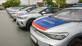 Náhledový obrázek - Policie chtěla jít ekologii naproti. Elektrická auta v jejím vozovém parku ale totálně selhala