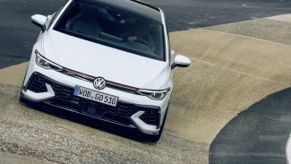 Náhledový obrázek - Volkswagen Golf GTI přichází v provedení Clubsport o výkonu 300 koní. Posílilo i standardní GTI, manuál už je ale minulostí