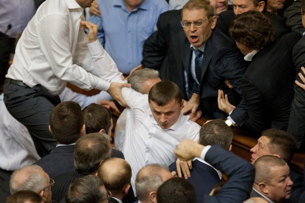 2012-08-bitka-v-ukrajinskc3a9m-parlamentu-1.jpg