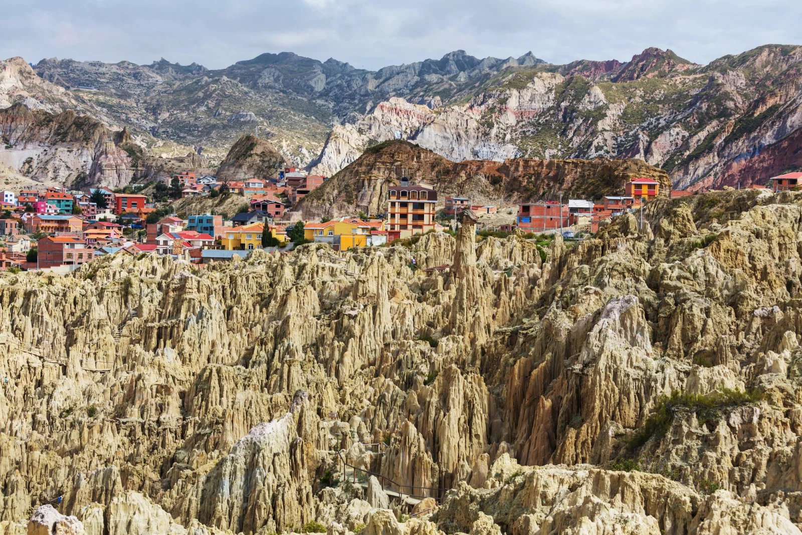 Valle de la Luna poblíž bolivijského hlavního města La Paz. Kmen Tsimané žije na sever od něj v džungli