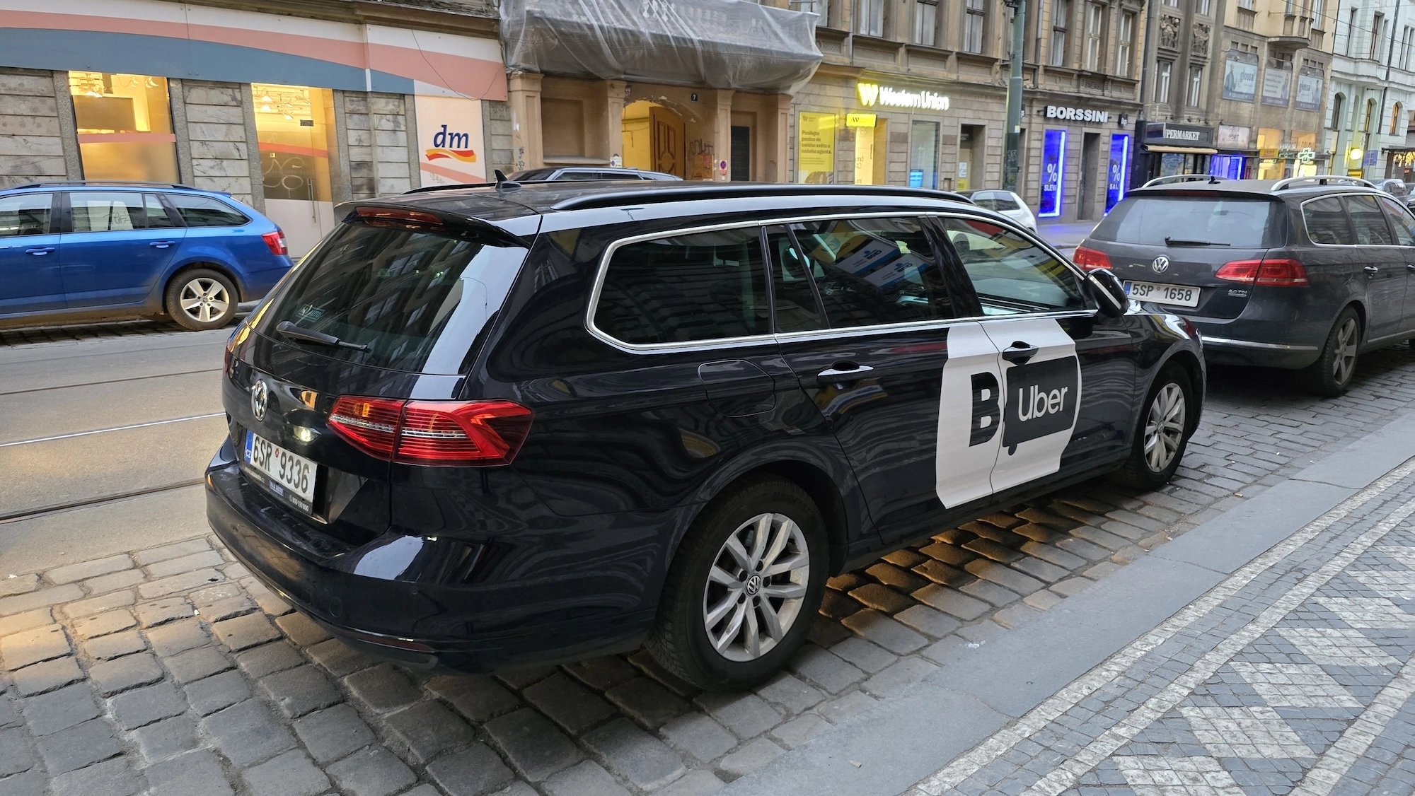 Ilustrační fotografie. Vůz taxislužby s polepem Bolt a Uber v Praze.