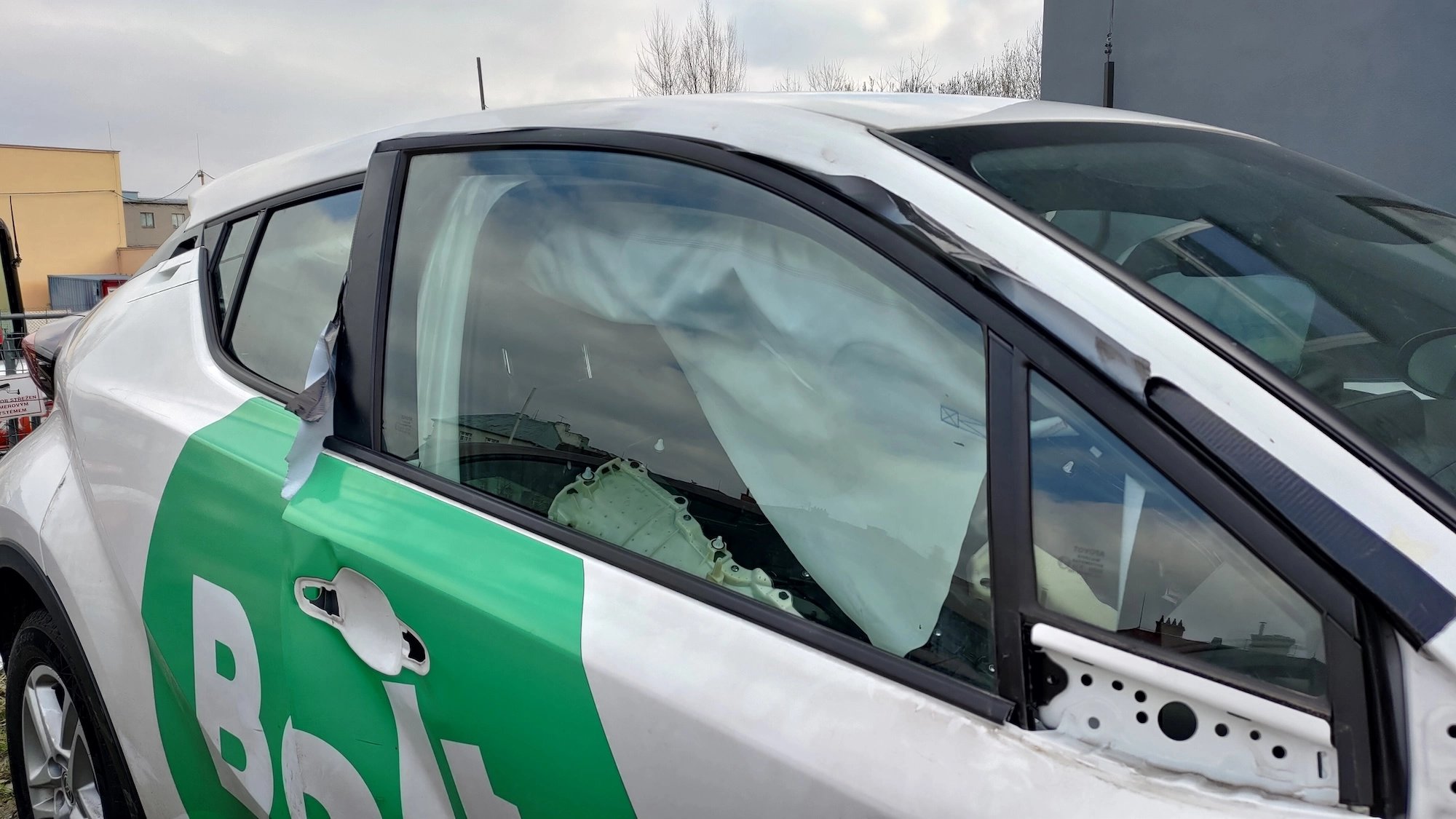 Vůz taxislužby po dopravní nehodě s polepem taxislužby Bolt v Ostravě.