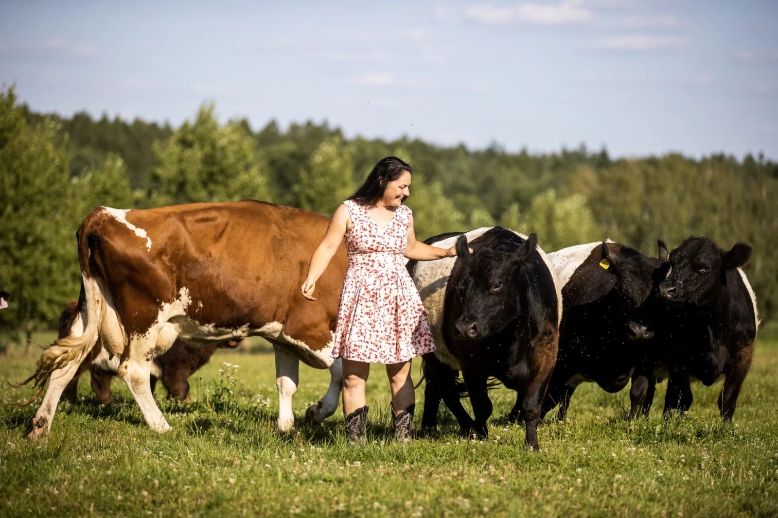 Šárka Márová z Funghi pack na farmě s krávami