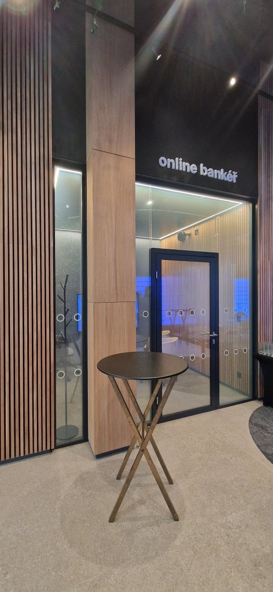 Místnost pro spojení s online bankéřem na pobočce banky.