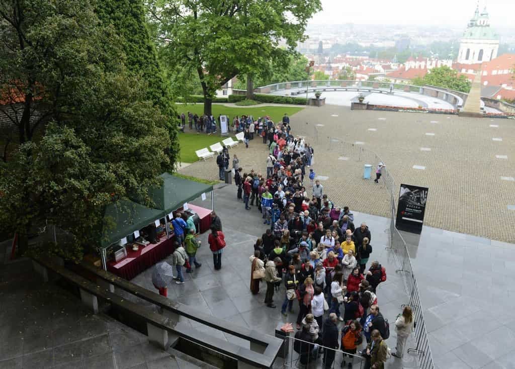 2012-05-korunovac48dnc3ad-klenoty-si-kvc5afli-dec5a1ti-pc599ic5a