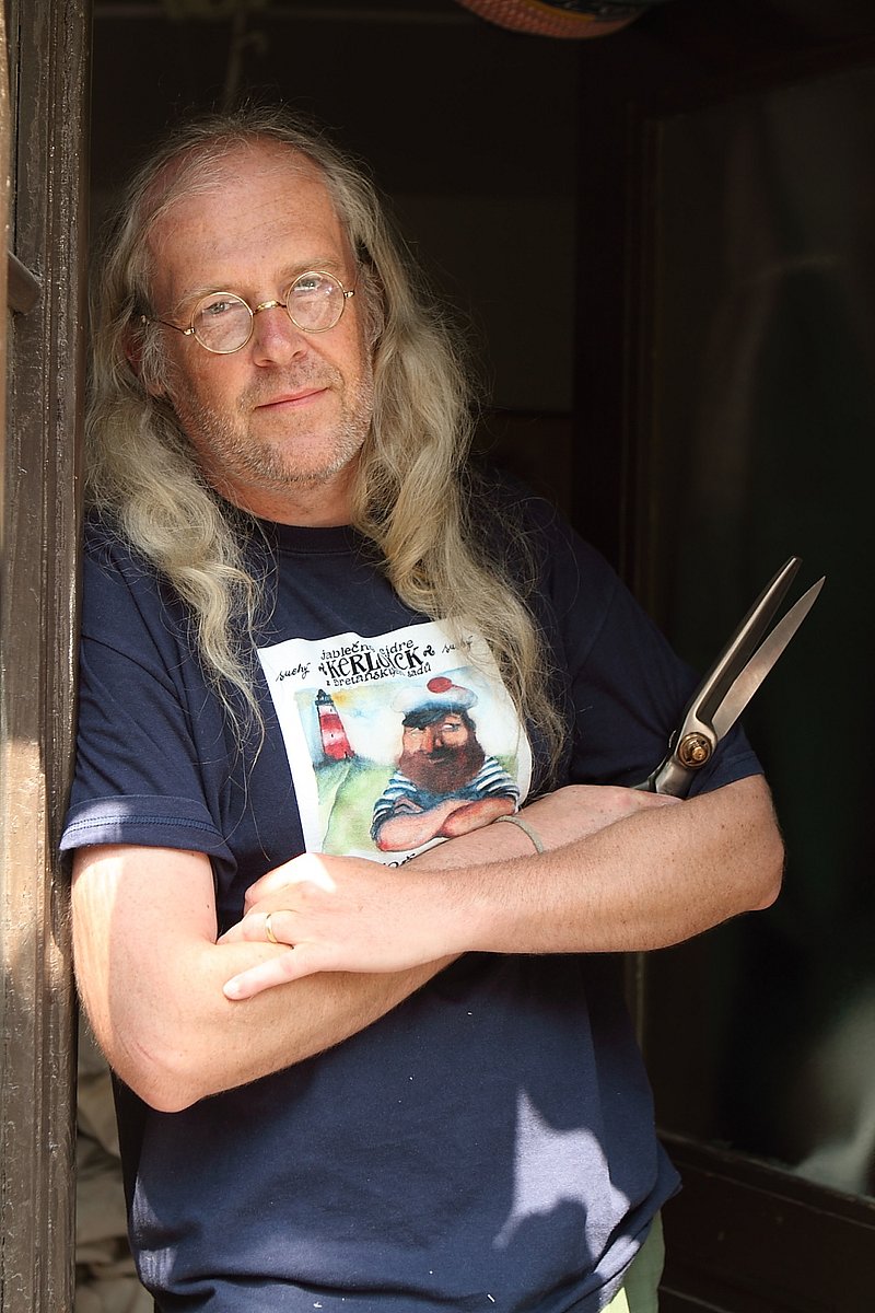 Mirek Beneš šije indiánská týpí a patchworkové textilní doplňky