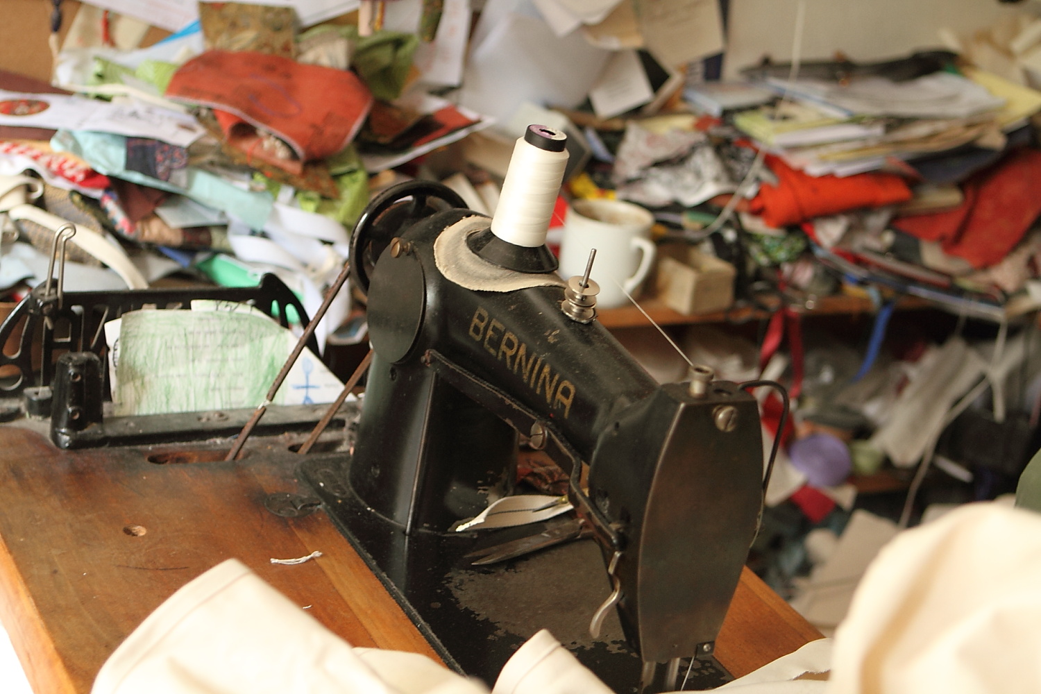 Mirek Beneš šije indiánská týpí a patchworkové textilní doplňky