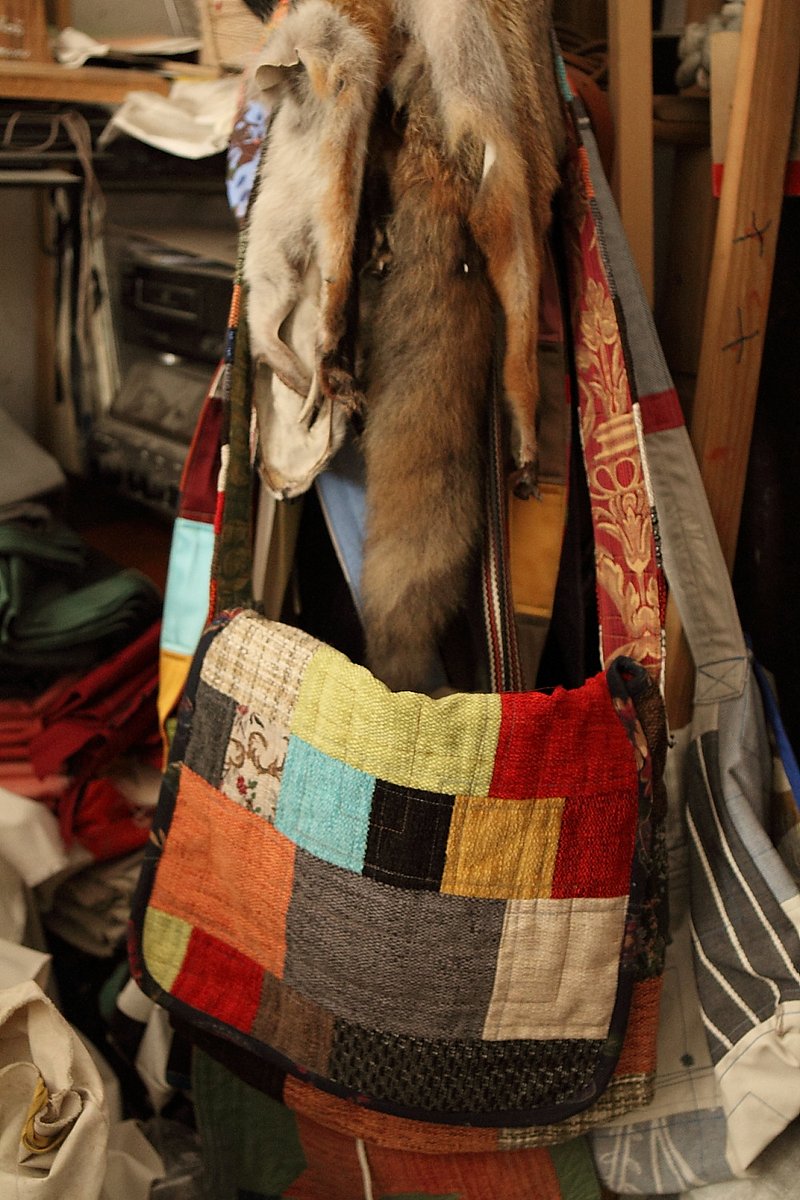 Mirek Beneš šije indiánská týpí a patchworkové textilní doplňky