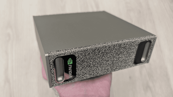 Nvidia v ČR začala prodávat minipočítač s velkou pamětí, který vám za sto tisíc zavaří stůl