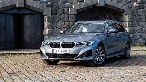 Náhledový obrázek - Test BMW 330e xDrive Touring: „Poloelektromobil“ z Mnichova dokáže létat po dálnicích i tiše plout ulicemi