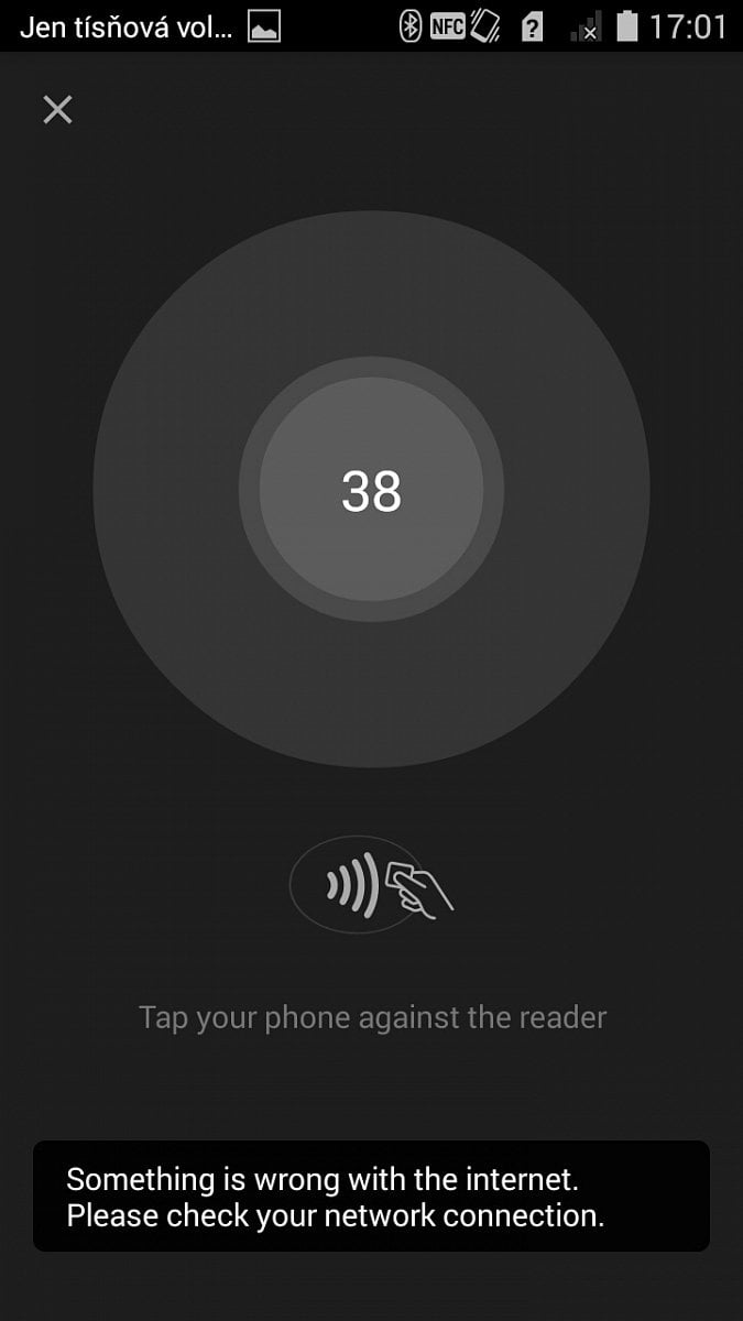 S internetem je něco špatně, říká aplikace. Pokud mobil odpojíte od dat, virtuální NFC kartou nezaplatíte. K životu potřebuje internet (třeba přes sdílenou WIFI)