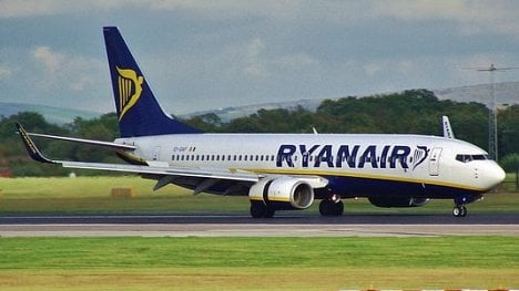 Náhledový obrázek - Levnější letenky, dražší palivo. Ryanairu ve čtvrtletí klesl zisk