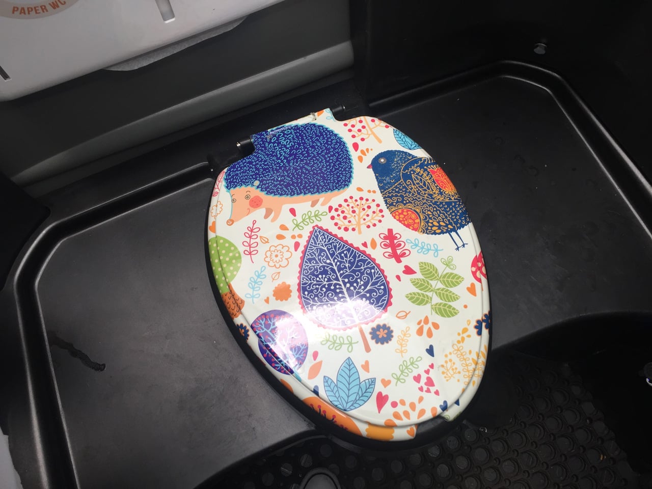 Chytrá kadibudka v Praze v Dejvicích