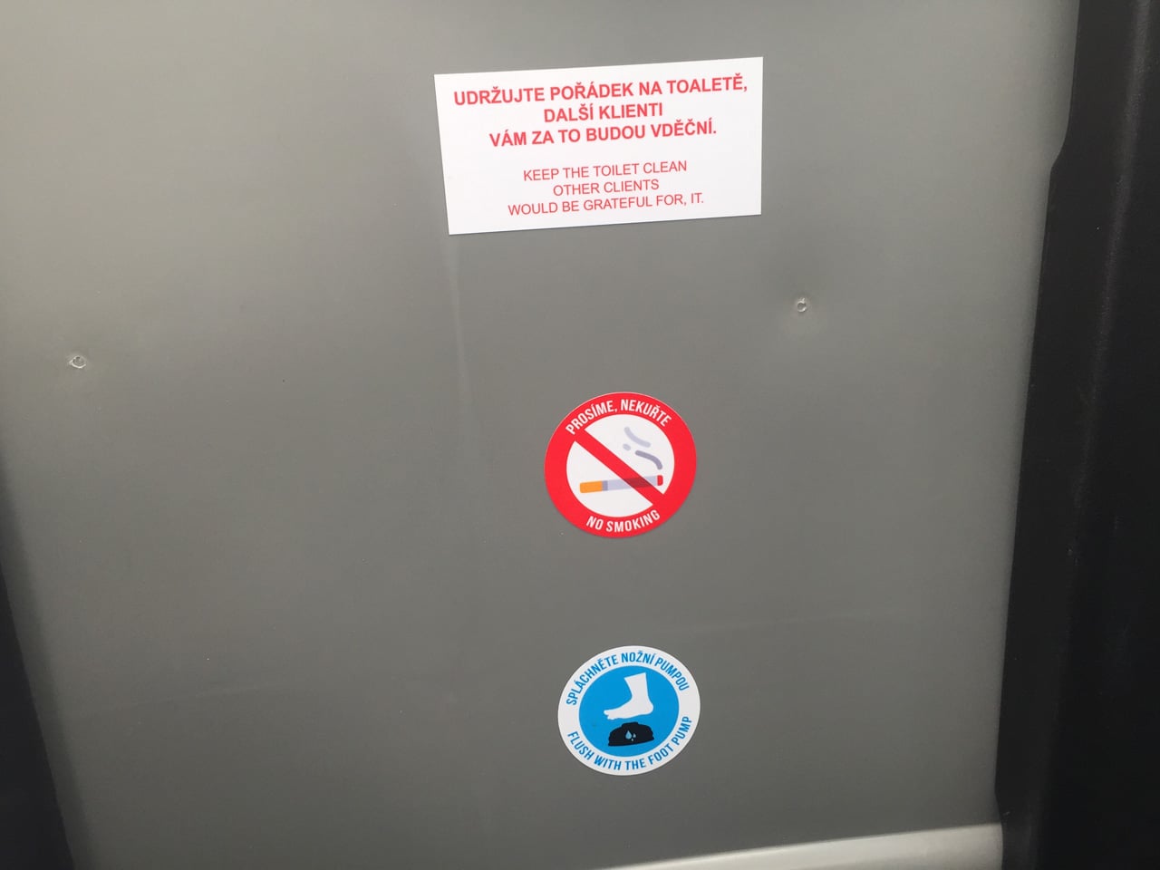 Chytrá kadibudka v Praze v Dejvicích