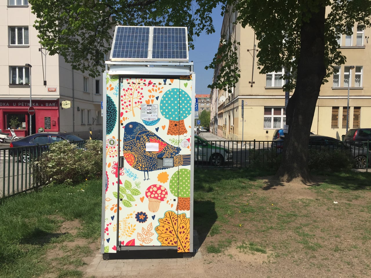 Chytrá kadibudka v Praze v Dejvicích