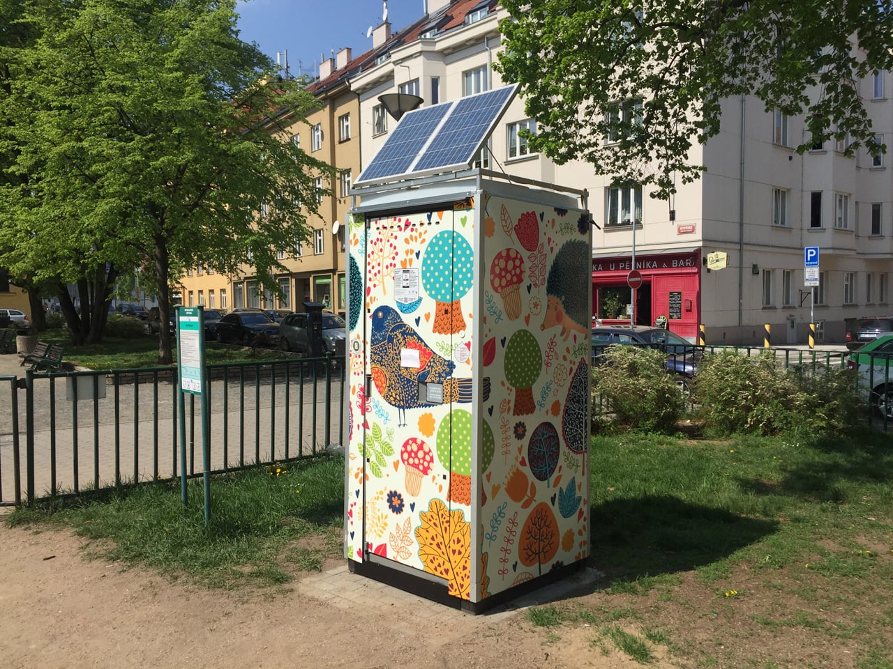 Chytrá kadibudka v Praze v Dejvicích