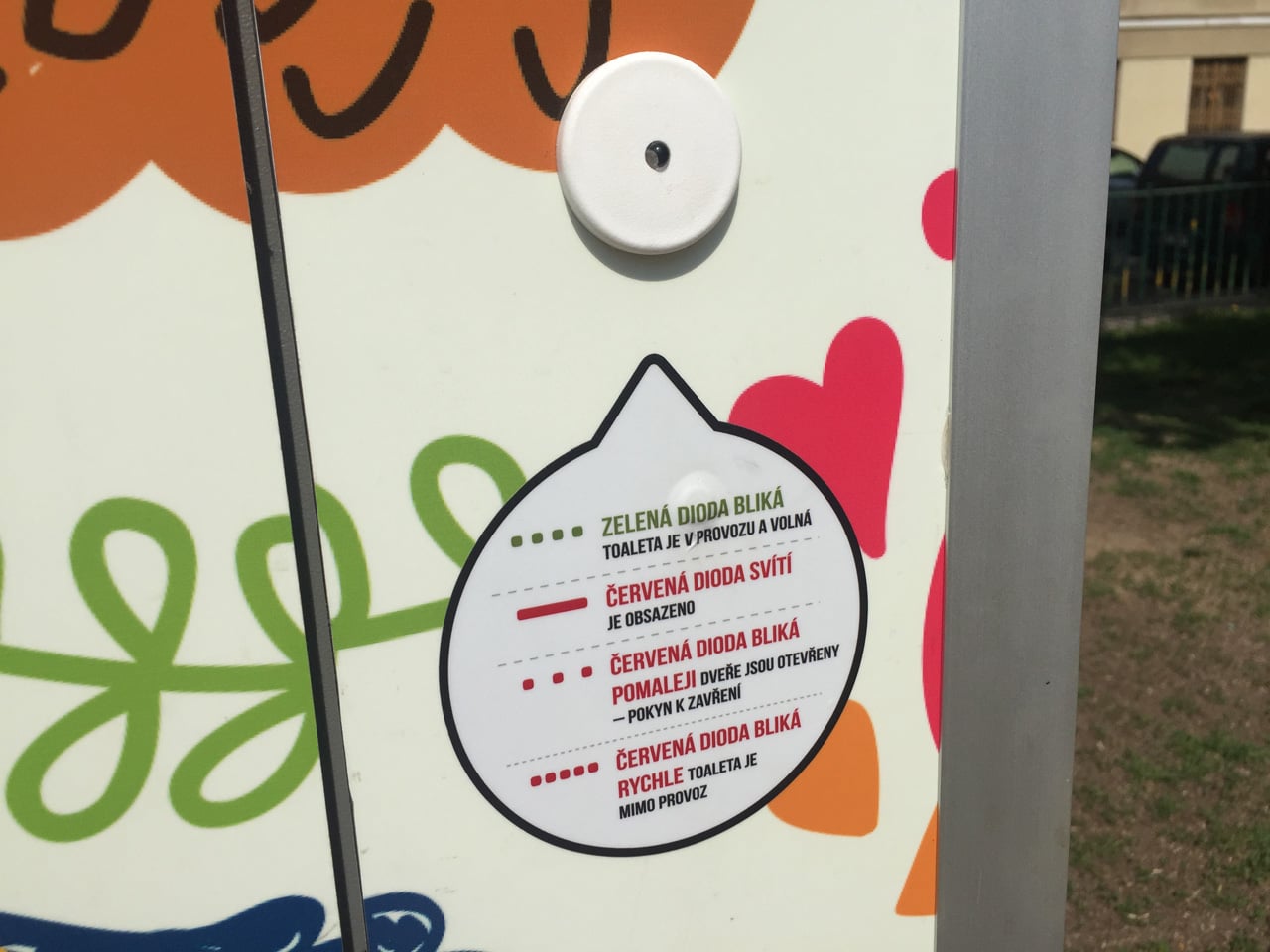 Chytrá kadibudka v Praze v Dejvicích