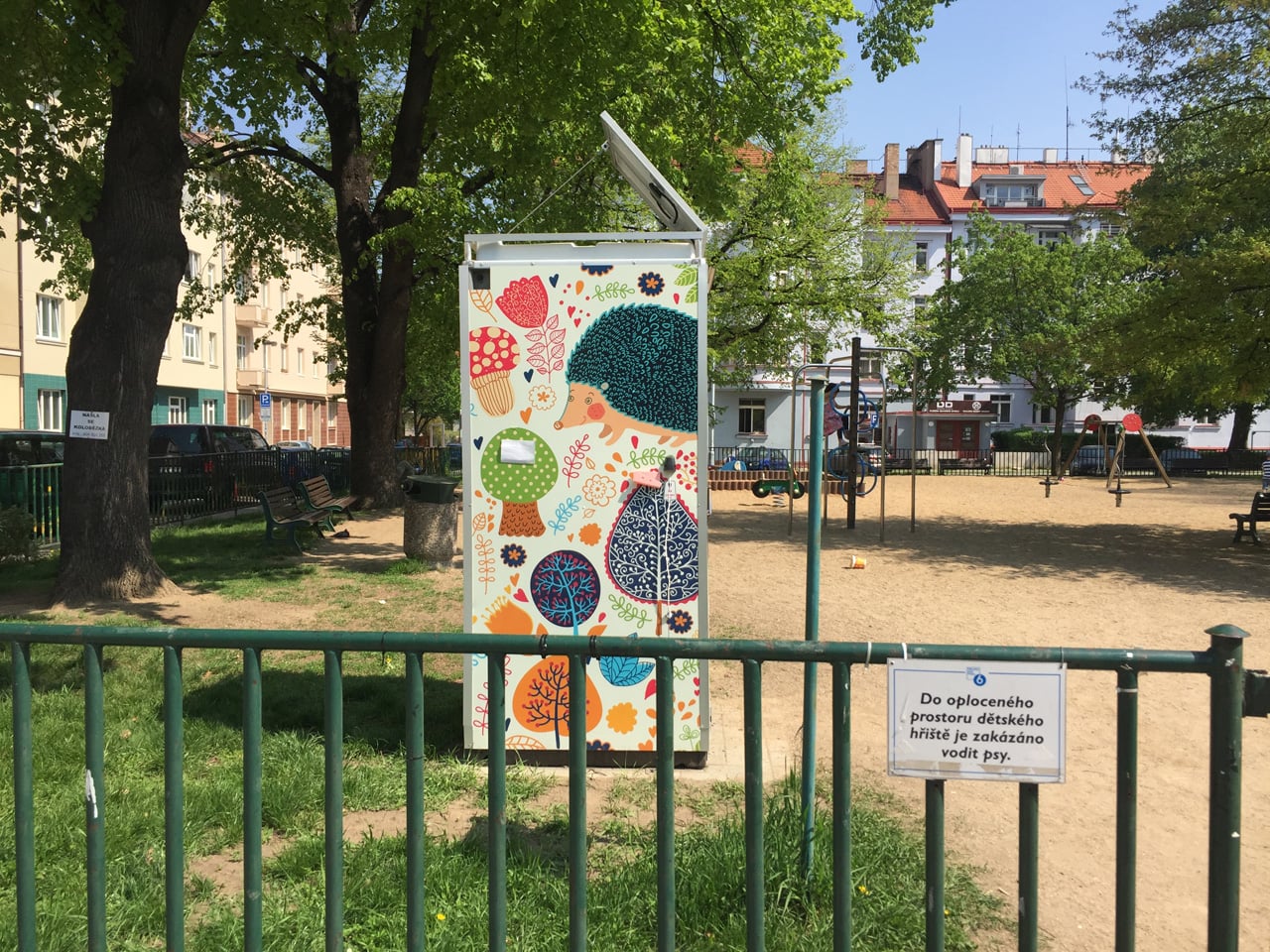 Chytrá kadibudka v Praze v Dejvicích