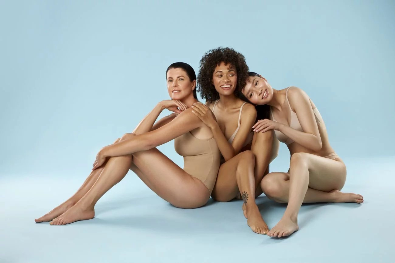 Trendem je body contouring. Označuje se tak formování těla, úprava tělesných proporcí a tvaru postavy. Zahrnuje například odstranění nadbytečné kožní tkáně nebo tuku z podkoží, nejčastěji se to týká břicha, boků a stehen.