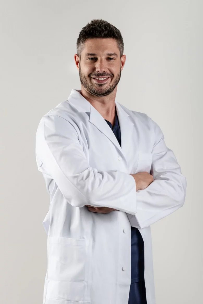 "V rámci stáží po různých chirurgických odbornostech jsem se dostal i na stáž na plastickou chirurgii, kde mě fascinovala její komplexita a co všechno je v tomto oboru možné. Je škoda, když se to zjednodušuje na to, že plastická chirurgie rovná se zvětšení prsou," popisuje lékař svou odbornou cestu.