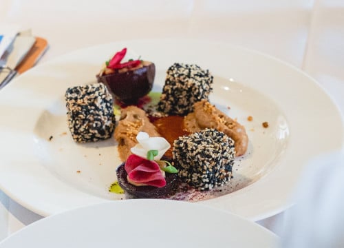 Smažené tofu s červenou řepou