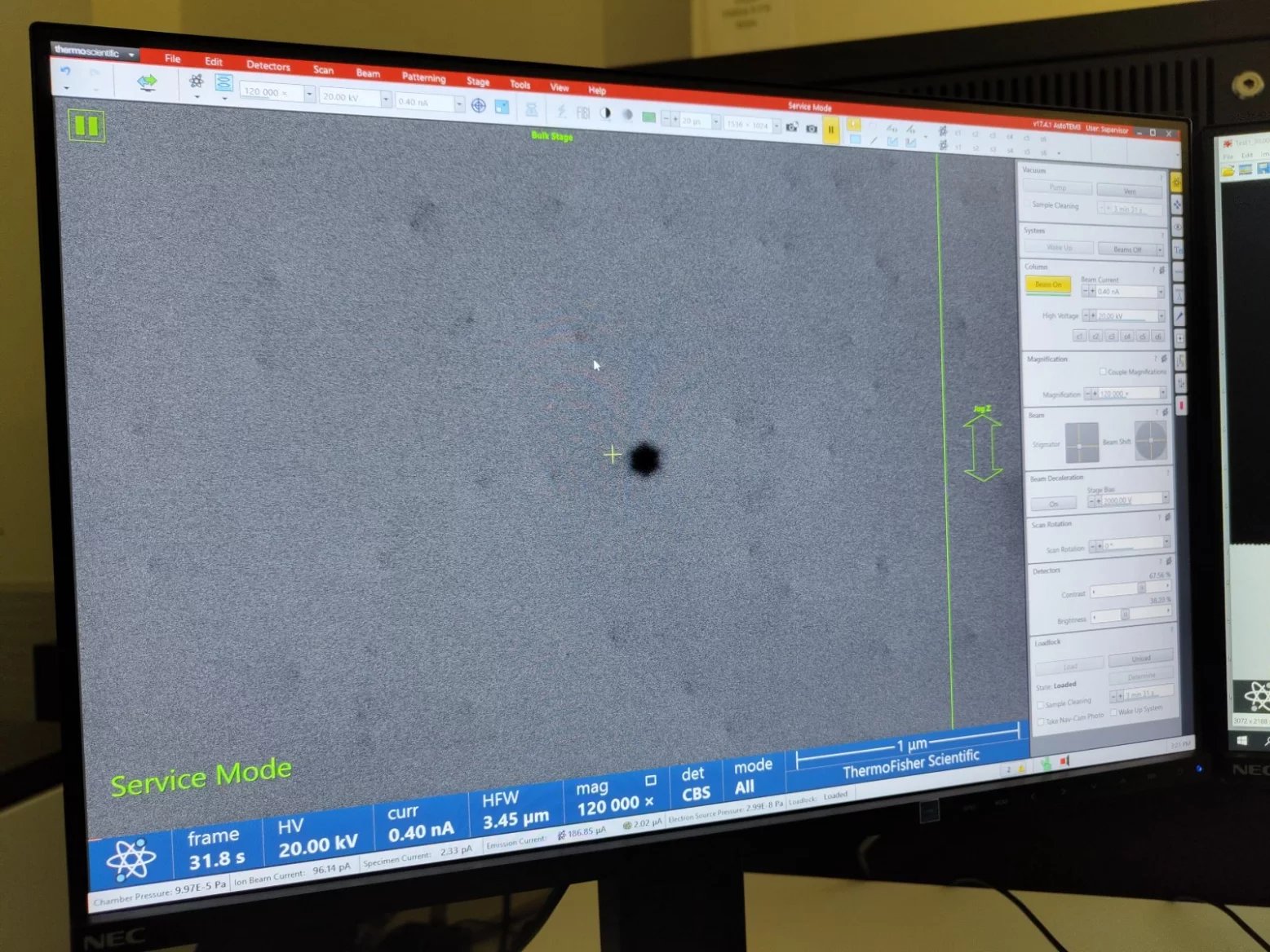 Čip na bázi GaN pod mikroskopem Thermo Fisher Scientific