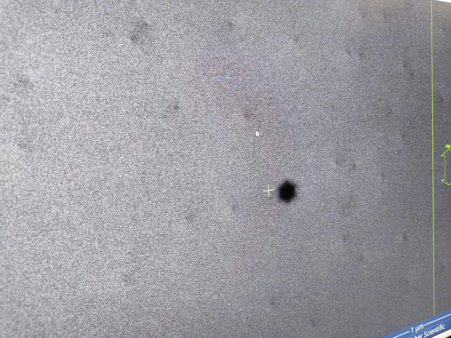 Čip na bázi GaN pod mikroskopem Thermo Fisher Scientific