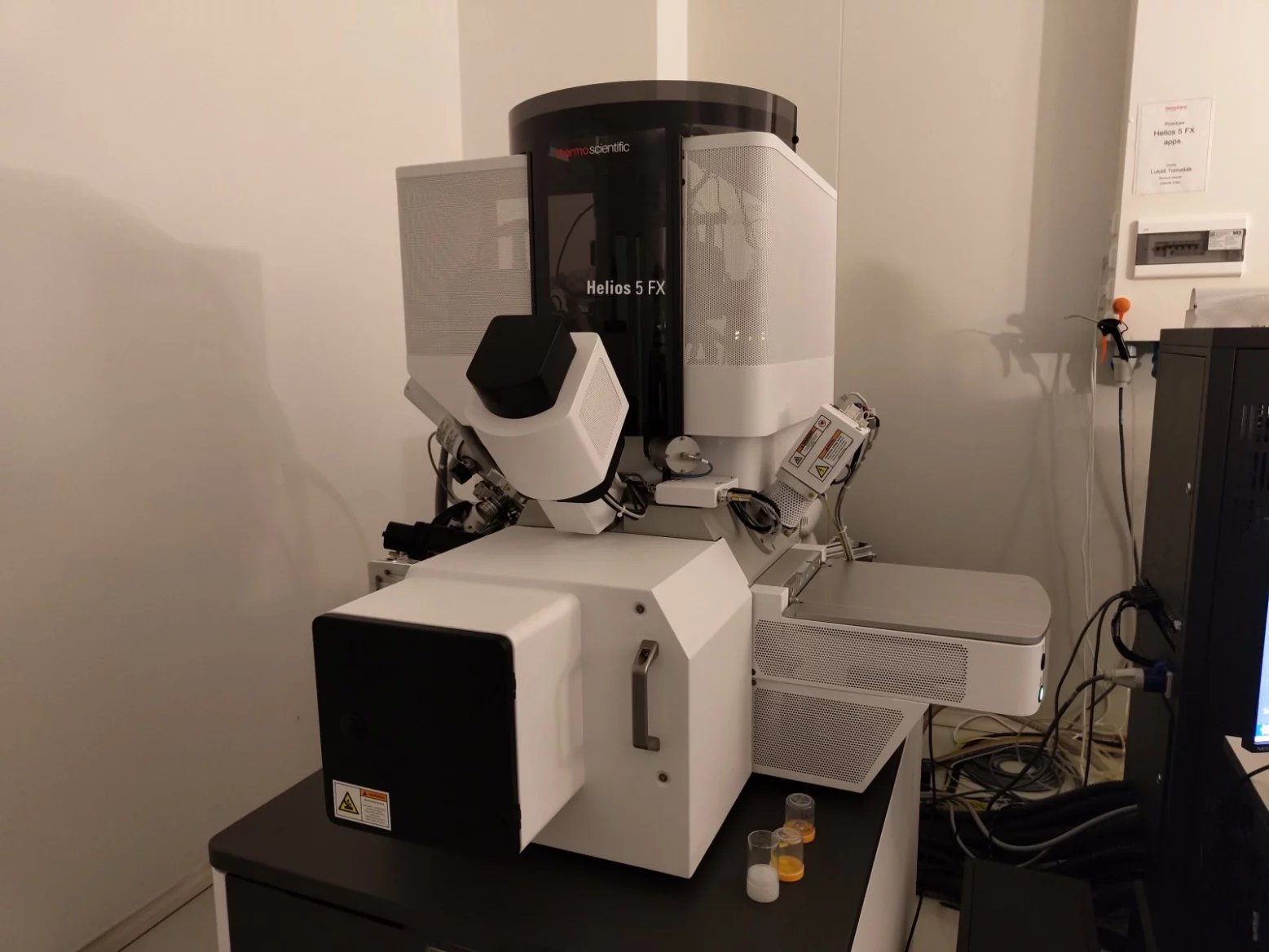 Čip na bázi GaN pod mikroskopem Thermo Fisher Scientific