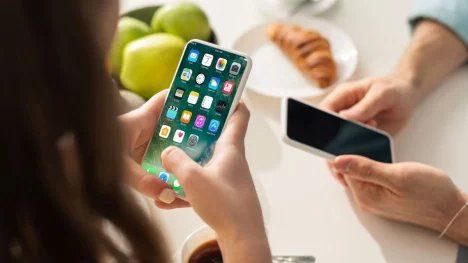 Dodávky smartphonů letos klesnou o 6 %. Výrobci míří do dražších segmentů